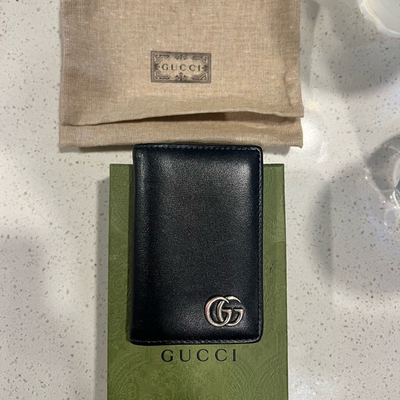 Gucci black card wallet, very slim, and durable. Condition: Like new - Picture 1 of 4